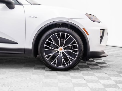 Certified 2025 Porsche Macan Electric image 35