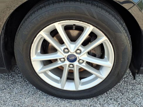 Used 2017 Ford Focus SE w/ Cold Weather Package FWD image 13