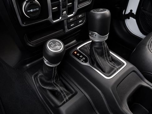 Used 2023 Jeep Wrangler Unlimited Sahara w/ Cold Weather Group AWD/4WD image 34