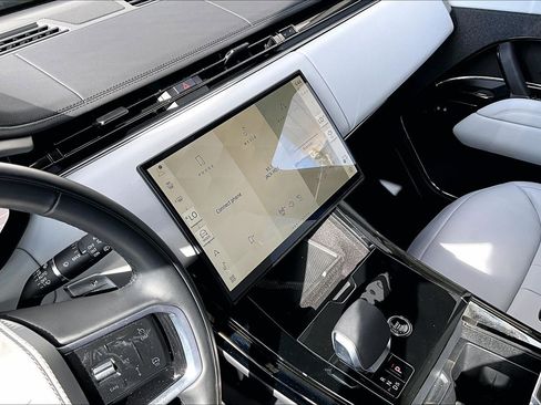 Used 2025 Land Rover Range Rover Sport image 32