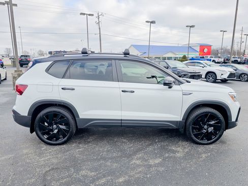 Used 2024 Volkswagen Taos SE w/ Taos Adventure Package image 2