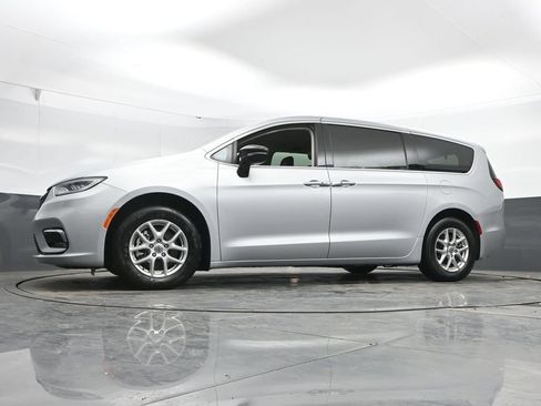 Used 2024 Chrysler Pacifica Touring-L FWD image 27