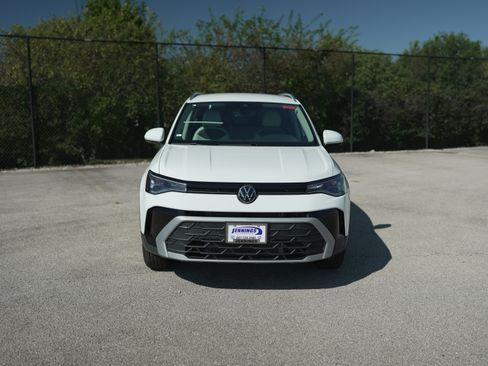 New 2025 Volkswagen Taos SE image 3