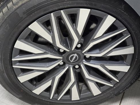 Used 2024 Nissan Altima 2.5 SV image 6