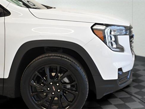 Used 2024 GMC Terrain SLT w/ Elevation Edition image 13