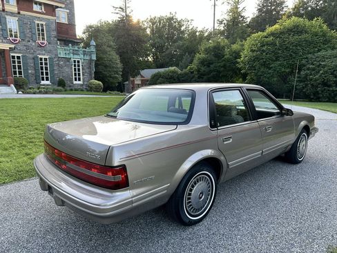 Used 1996 Buick Century Sedan FWD image 10