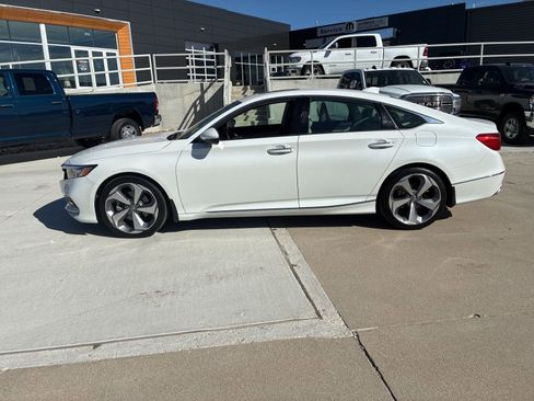 Used 2020 Honda Accord Touring image 2
