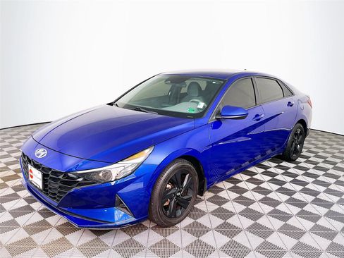 Used 2023 Hyundai Elantra SEL w/ Cargo Package image 3