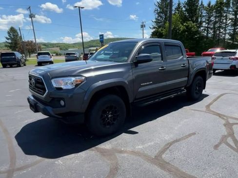 Used 2019 Toyota Tacoma SR5 AWD/4WD image 4