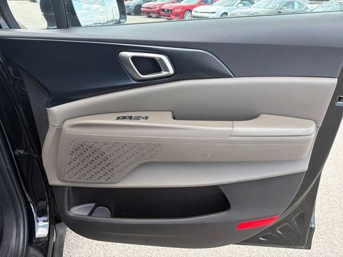 Used 2025 Kia Carnival FWD image 25