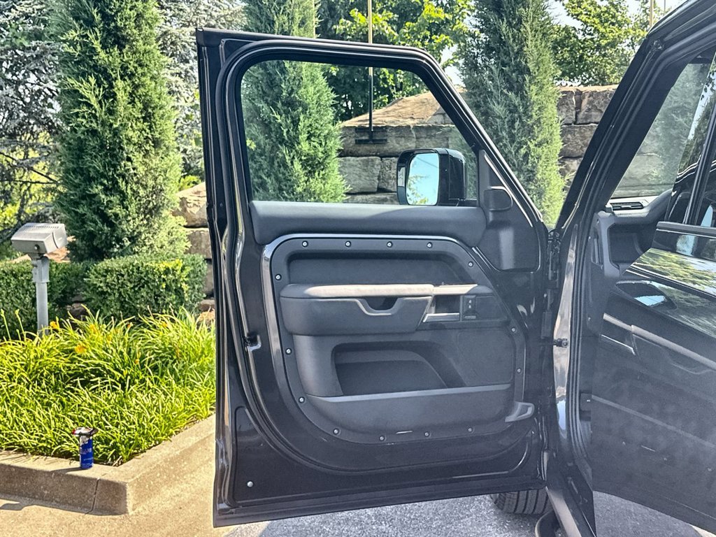 Certified 2025 Land Rover Defender 130 X-Dynamic SE AWD/4WD image 17
