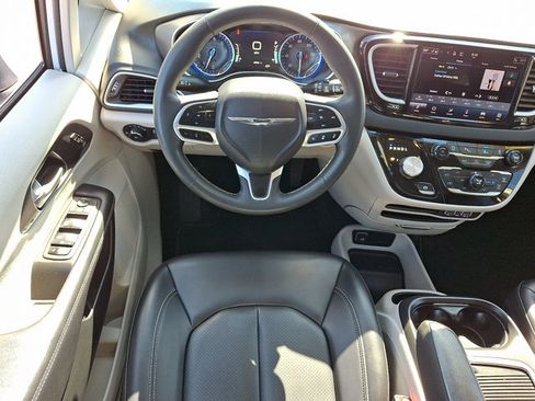 Used 2023 Chrysler Pacifica Touring-L FWD image 13