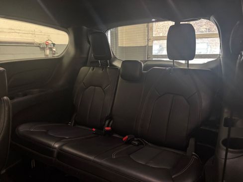 Used 2025 Chrysler Pacifica Select image 29