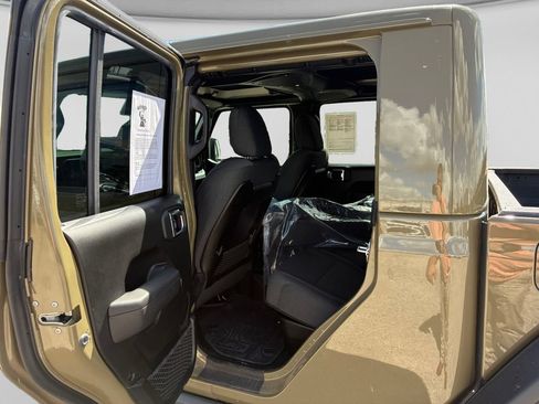 Used 2025 Jeep Gladiator Rubicon AWD/4WD image 13