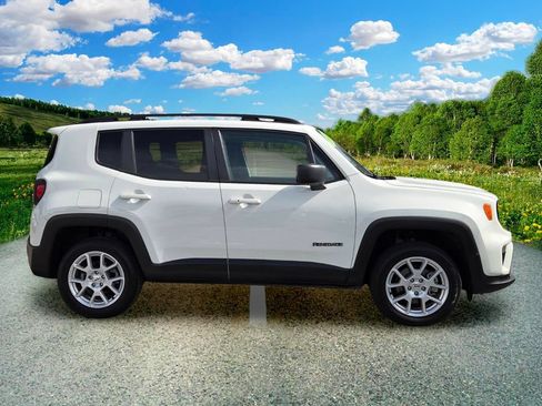 Certified 2022 Jeep Renegade Latitude w/ Convenience Group AWD/4WD image 7