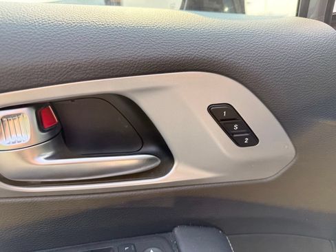 Used 2025 Chrysler Pacifica Limited FWD image 12