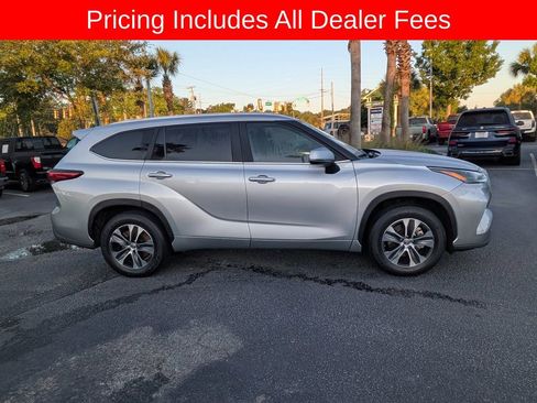 Used 2023 Toyota Highlander XLE FWD image 4