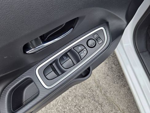 New 2025 Nissan Versa SR w/ Trunk Package FWD image 18