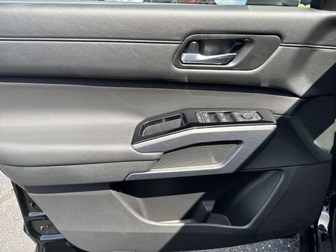 Used 2025 Nissan Pathfinder SL w/ Cargo Package FWD image 10