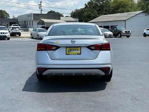 Used 2025 Nissan Altima 2.5 SV FWD image 3