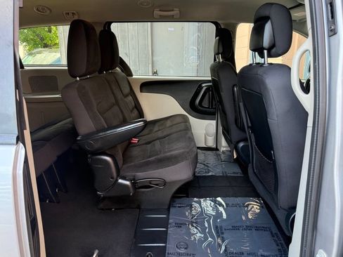Used 2018 Dodge Grand Caravan SE w/ UConnect Hands-Free Group FWD image 12