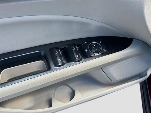 Used 2018 Ford Fusion SE w/ Fusion SE Technology Package FWD image 11