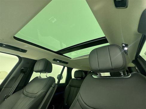 New 2025 Land Rover Range Rover Long Wheelbase SE image 21