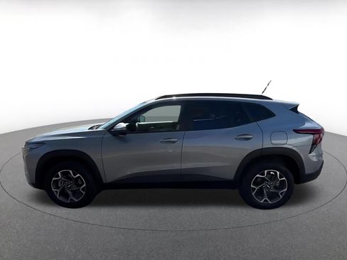 Used 2025 Chevrolet Trax LT w/ LT Convenience Package FWD image 9