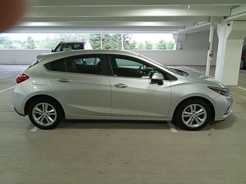 Used 2017 Chevrolet Cruze LT w/ Convenience Package FWD image 4