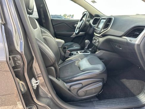 Used 2018 Jeep Cherokee Latitude Plus w/ Comfort/Convenience Group AWD/4WD image 32