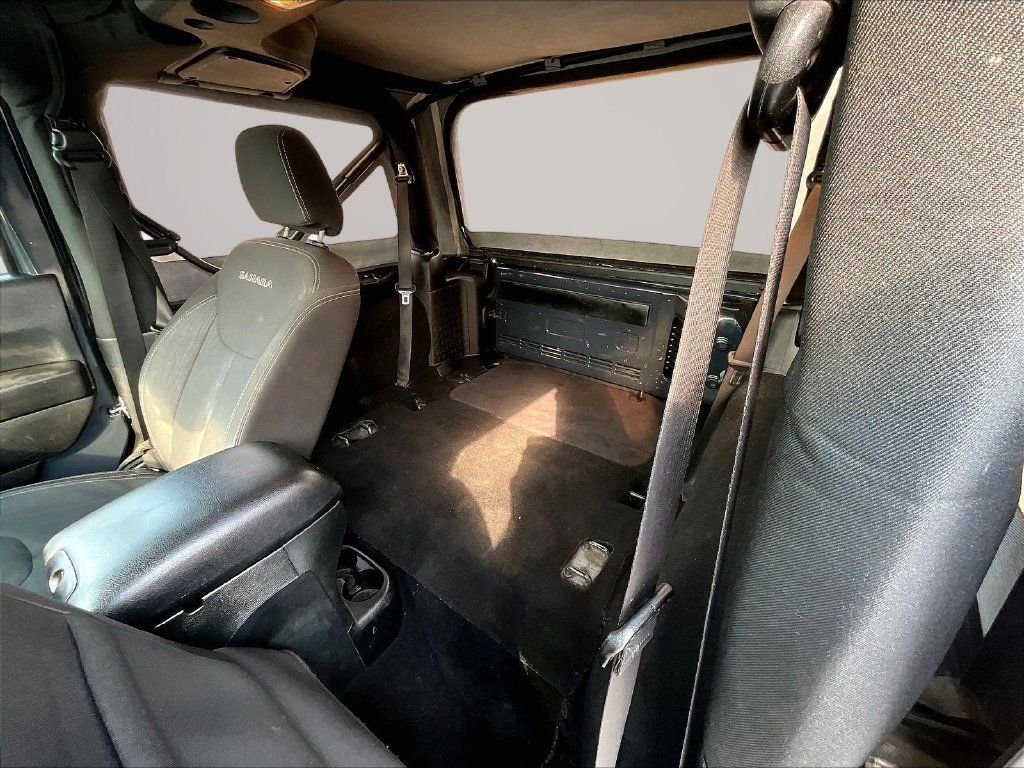 Used 2017 Jeep Wrangler Sahara w/ Connectivity Group AWD/4WD image 27