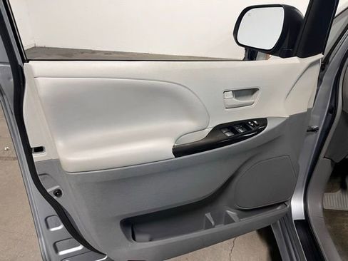 Used 2014 Toyota Sienna LE image 22