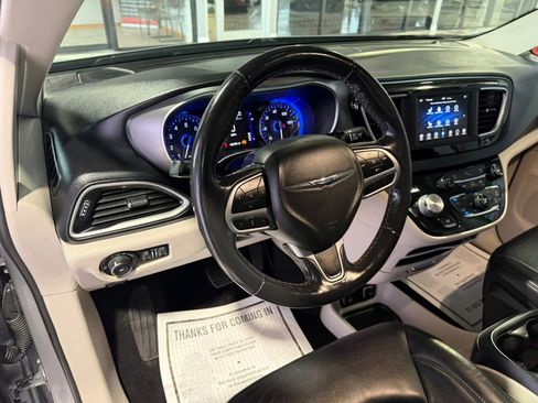 Used 2020 Chrysler Pacifica Touring-L FWD image 17