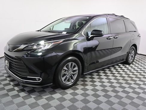 Used 2022 Toyota Sienna XLE w/ XLE Plus Package AWD/4WD image 2