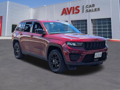 Used 2025 Jeep Grand Cherokee Altitude AWD/4WD image 3