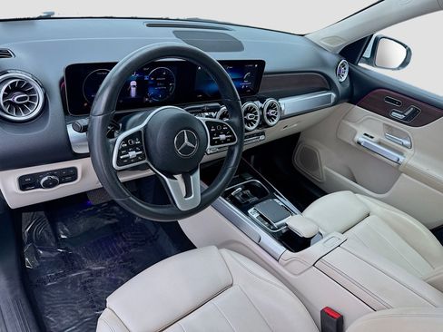 Used 2020 Mercedes-Benz GLB 250 4MATIC w/ Premium Package image 7