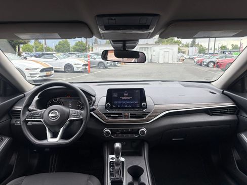 Used 2025 Nissan Altima 2.5 SV FWD image 33