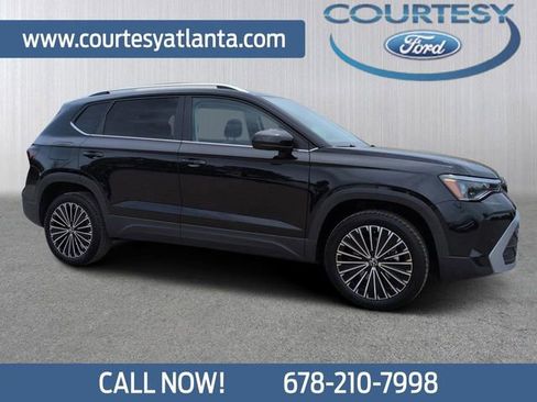 Used 2025 Volkswagen Taos SE FWD image 1