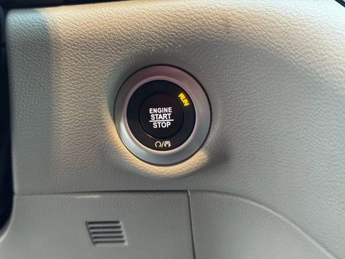 Used 2024 Chrysler Pacifica Touring-L image 37