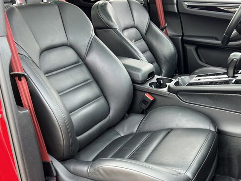 Certified 2022 Porsche Macan image 16