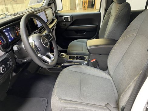 Used 2025 Jeep Wrangler Sahara image 20