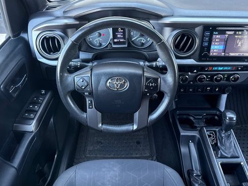 Used 2017 Toyota Tacoma TRD Off-Road w/ Premium & Technology Package AWD/4WD image 15