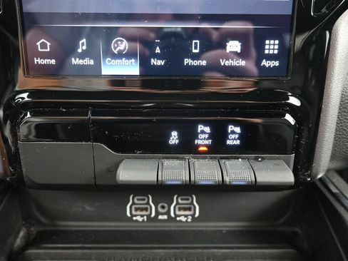 Used 2025 RAM 1500 Laramie AWD/4WD image 14