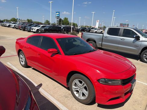 Used 2018 Dodge Charger SXT image 1