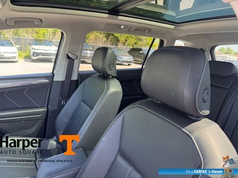 Used 2024 Volkswagen Tiguan SE w/ Panoramic Sunroof Package image 12