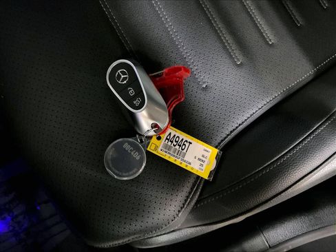 Used 2025 Mercedes-Benz GLC 350e 4MATIC image 12