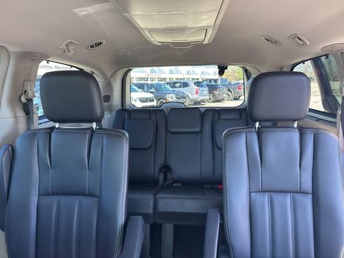 Used 2015 Chrysler Town & Country Touring image 13