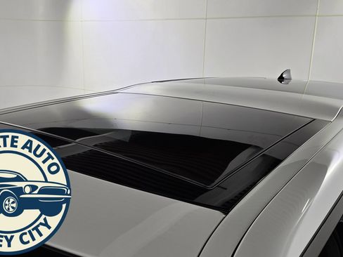 Used 2019 Land Rover Discovery HSE image 13