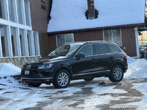 Used 2017 Volkswagen Touareg Sport image 2