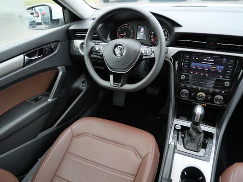 Used 2021 Volkswagen Passat 2.0T SE FWD image 9